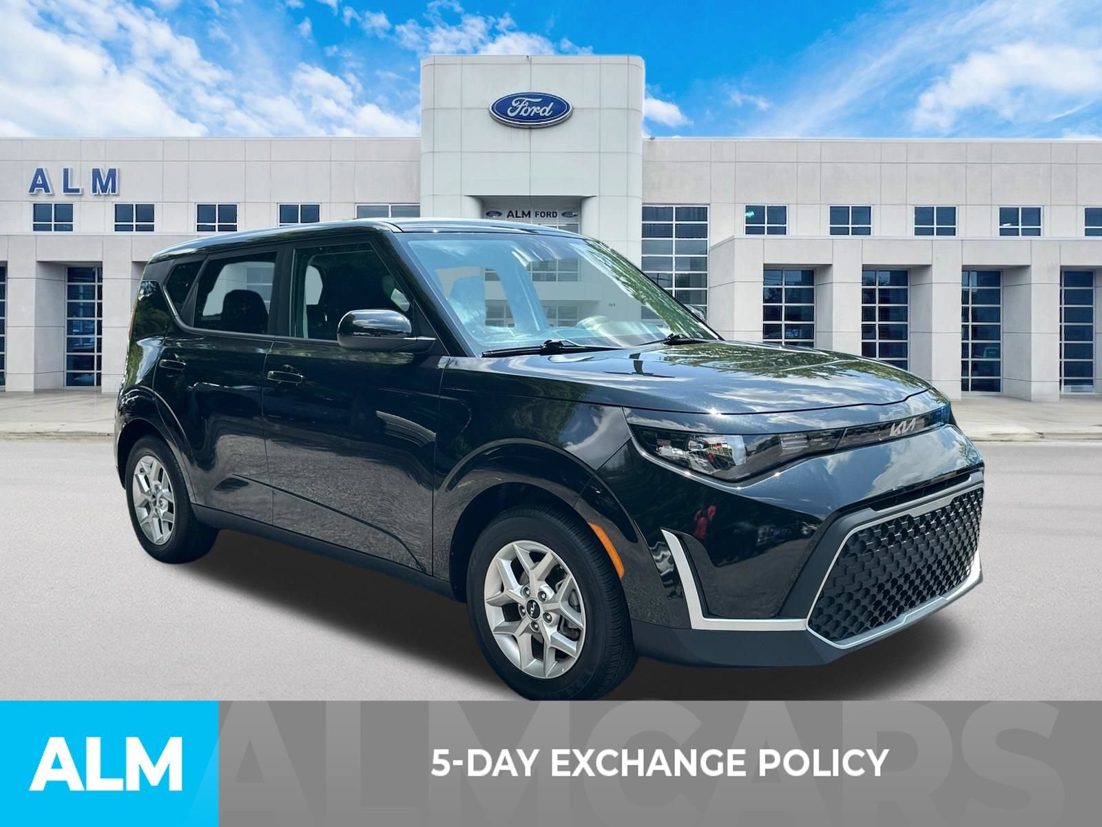Used 2025 Kia Soul LX w/ LX Technology Package FWD image 3
