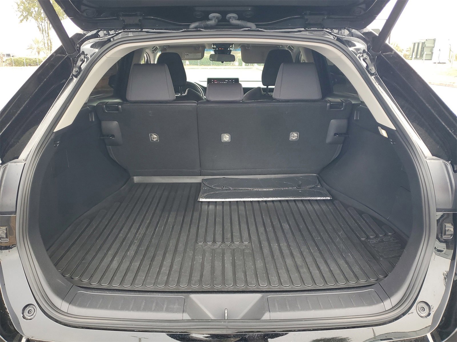 Used 2022 Toyota Venza LE image 8