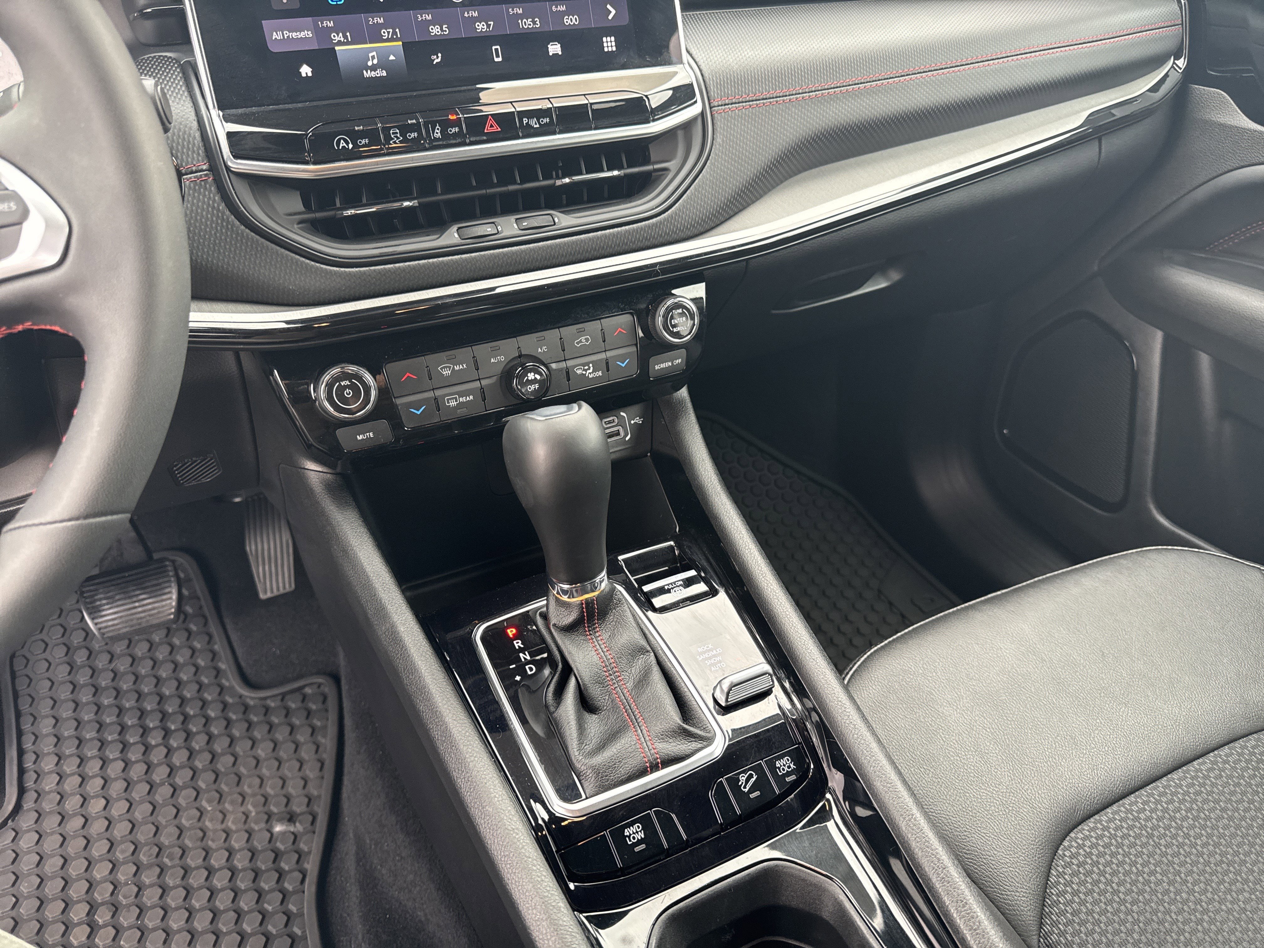 Used 2025 Jeep Compass Trailhawk image 28