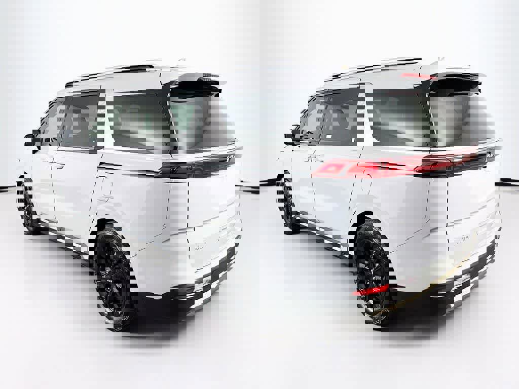 Used 2023 Kia Carnival SX Prestige image 3