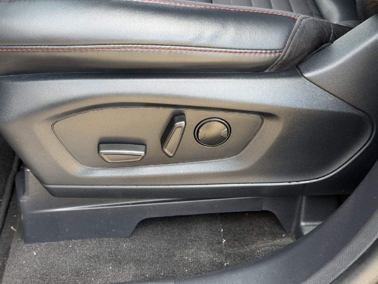 Certified 2025 Ford Explorer ST-Line RWD image 24