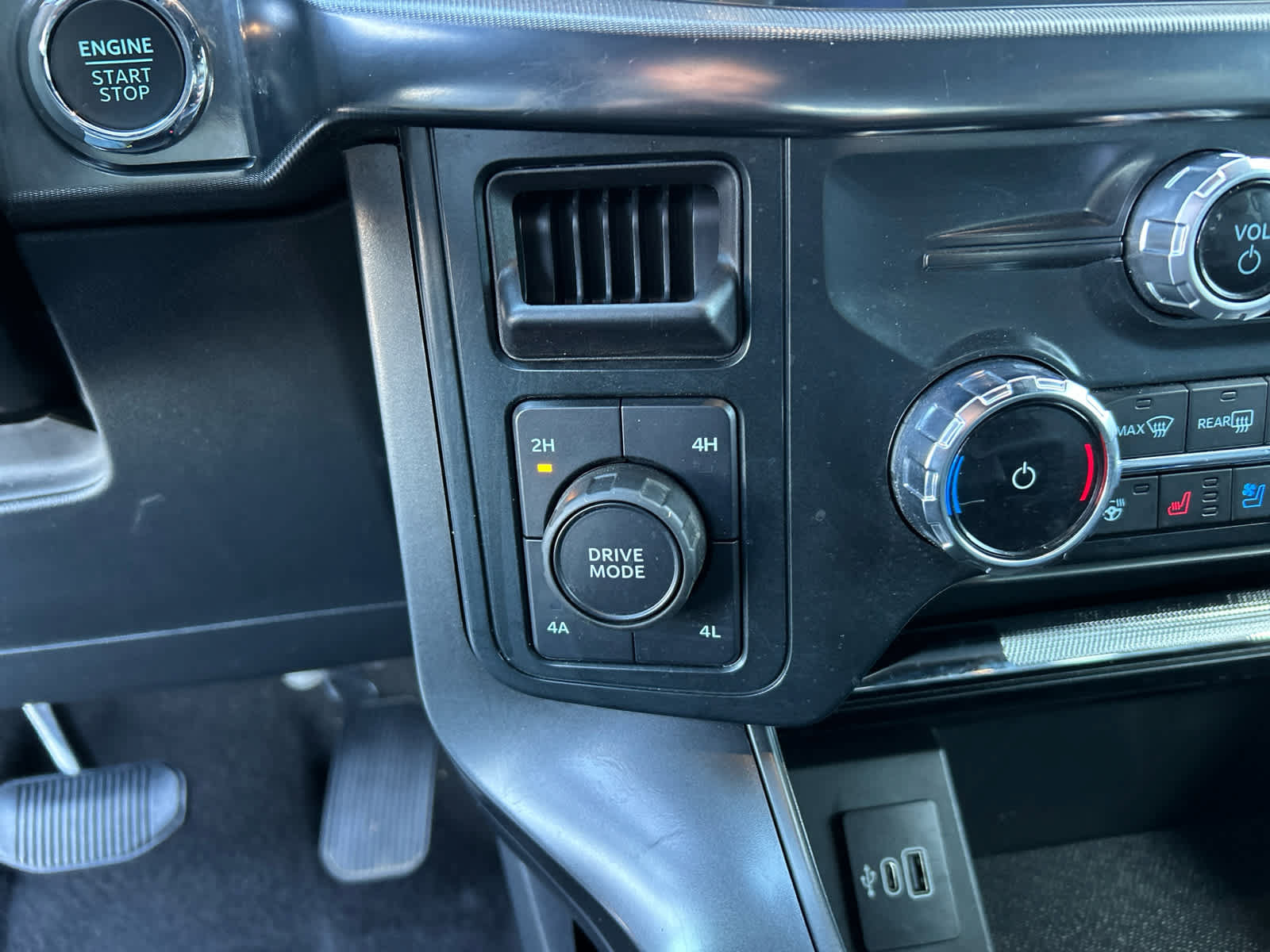 Certified 2025 Ford F150 Lariat AWD/4WD image 28