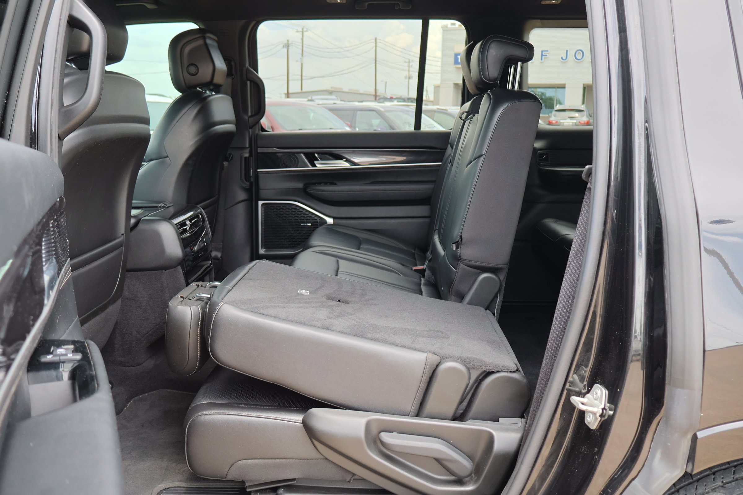 Used 2023 Jeep Wagoneer 4WD image 30