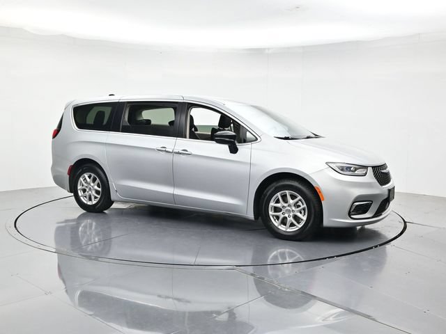 Used 2024 Chrysler Pacifica Touring-L FWD image 3