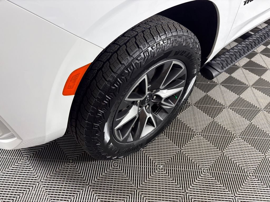 Used 2023 Chevrolet Tahoe Z71 w/ Luxury Package AWD/4WD image 10