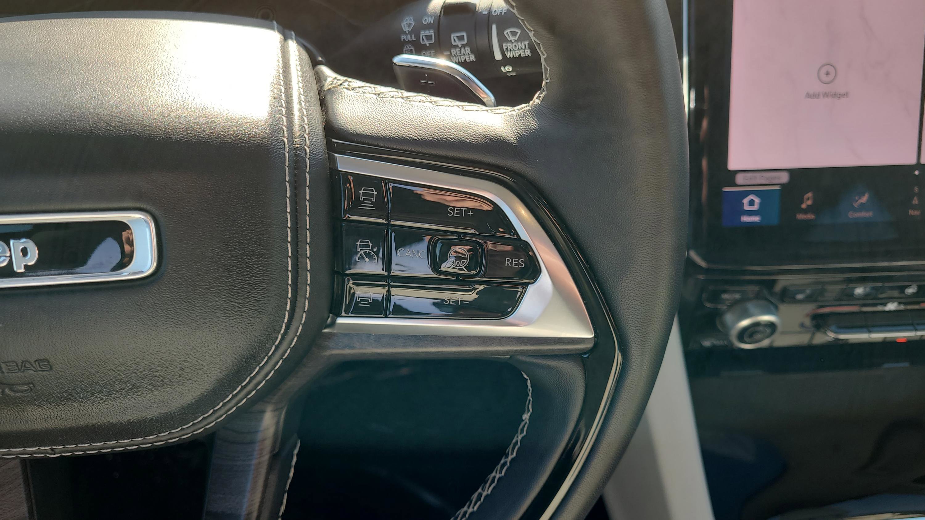 Used 2022 Jeep Grand Cherokee Overland w/ Advanced Protech Group III image 13