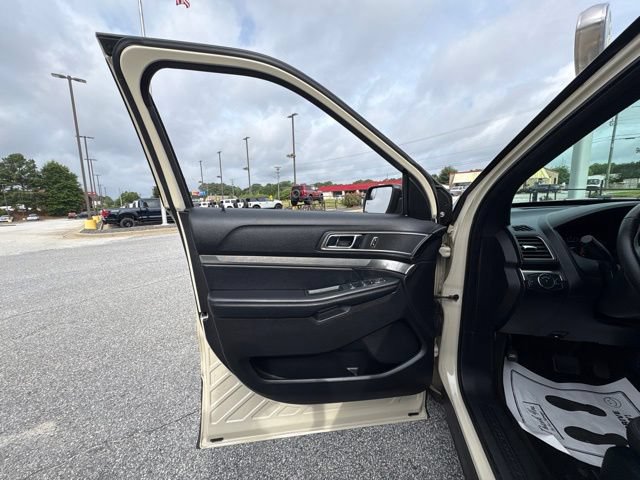Certified 2018 Ford Explorer XLT FWD image 10
