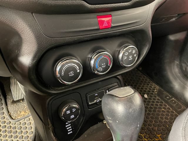 Used 2017 Jeep Renegade Trailhawk AWD/4WD image 8