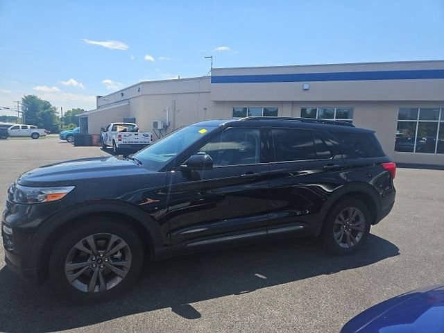 Certified 2022 Ford Explorer XLT w/ Equipment Group 202A AWD/4WD image 3