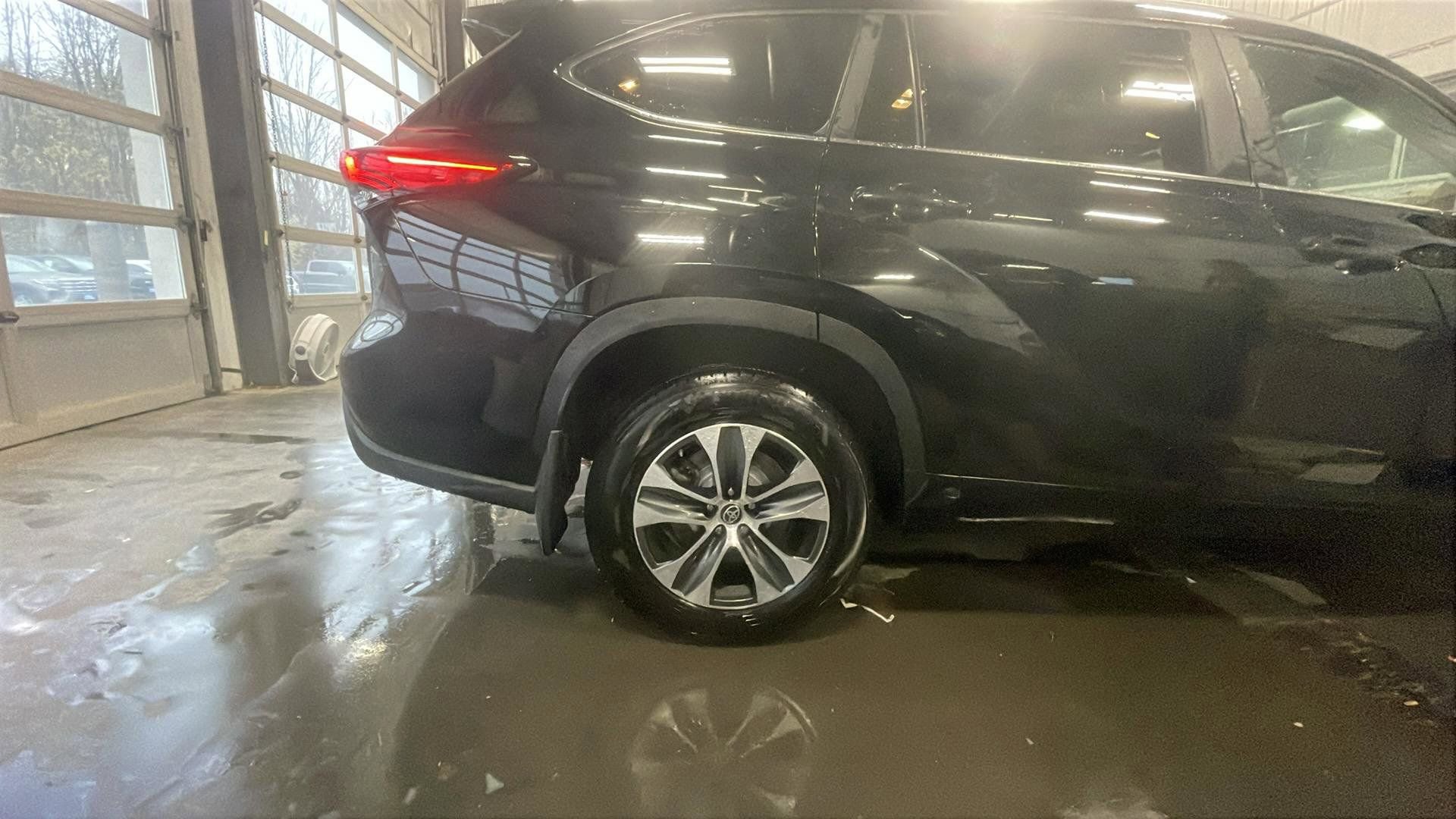 Used 2023 Toyota Highlander L image 23