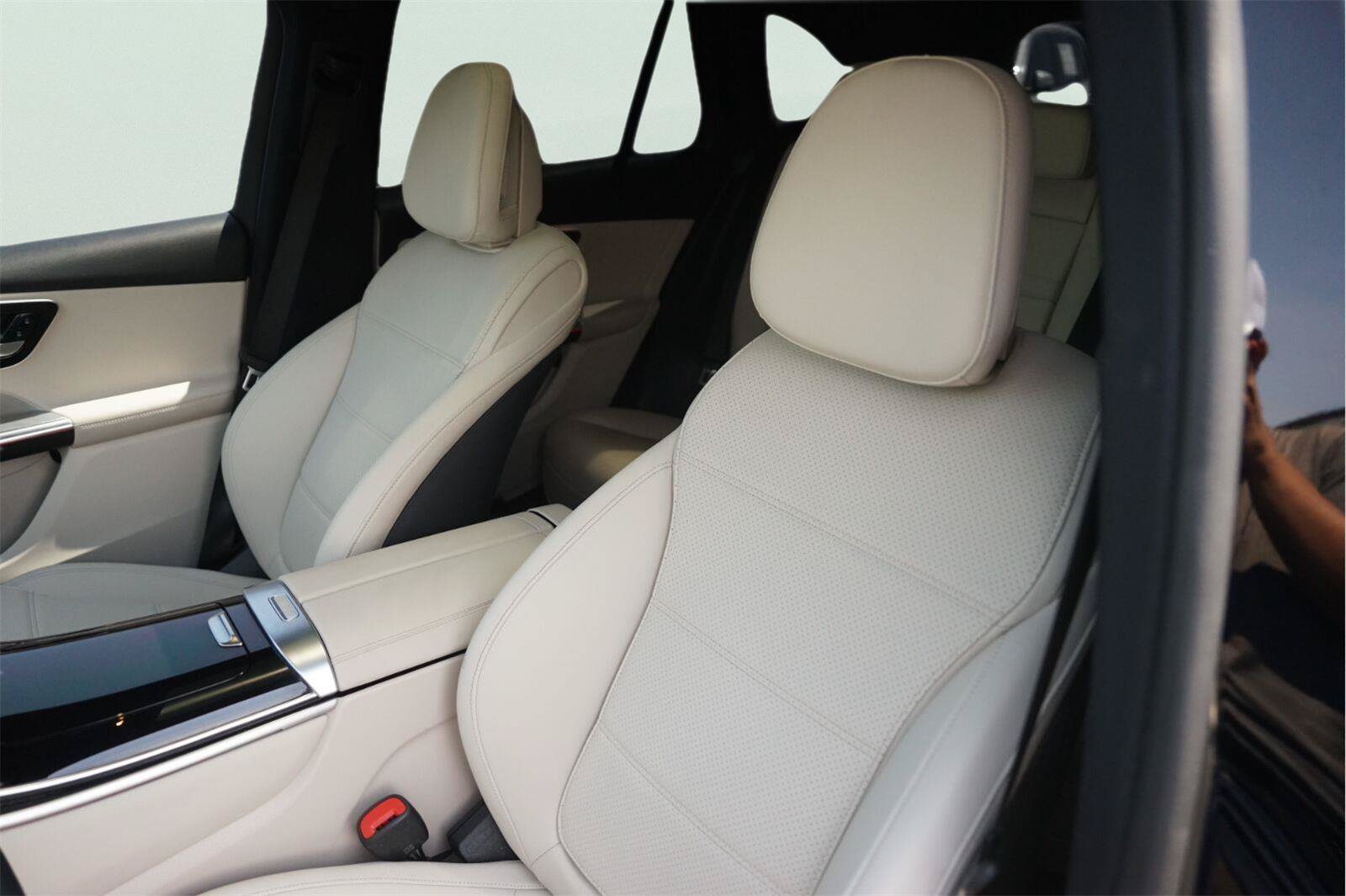 Used 2025 Mercedes-Benz GLC 350e 4MATIC image 10