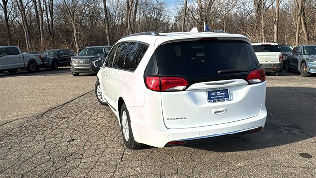 Used 2018 Chrysler Pacifica Touring-L image 3