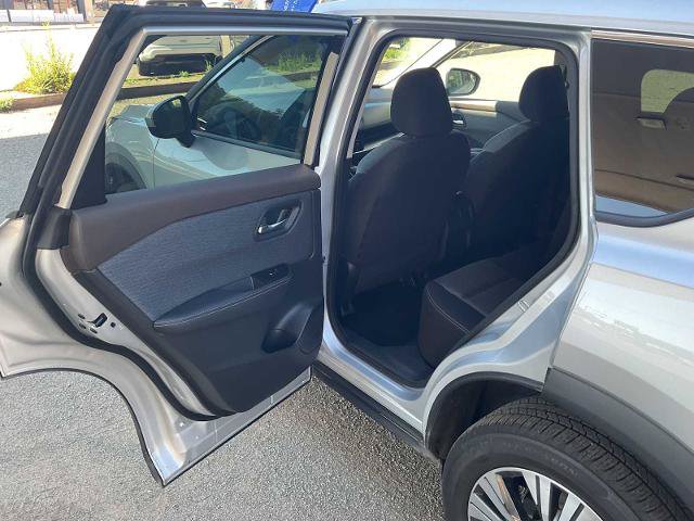 Used 2023 Nissan Rogue SV AWD/4WD image 17