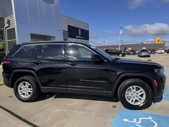 Used 2023 Jeep Grand Cherokee Laredo image 3