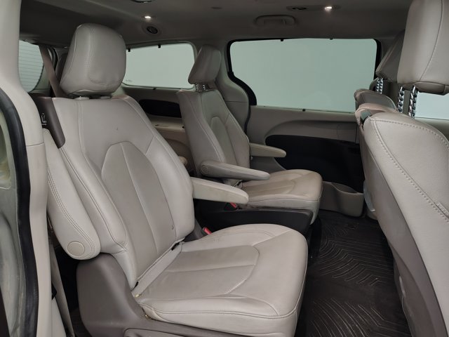 Used 2021 Chrysler Pacifica Touring-L w/ Uconnect Theater Family Group FWD image 15