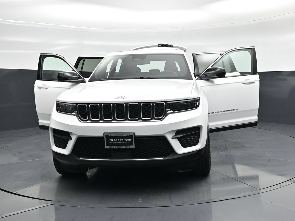 Used 2025 Jeep Grand Cherokee Laredo w/ Luxury Tech Group I AWD/4WD image 25