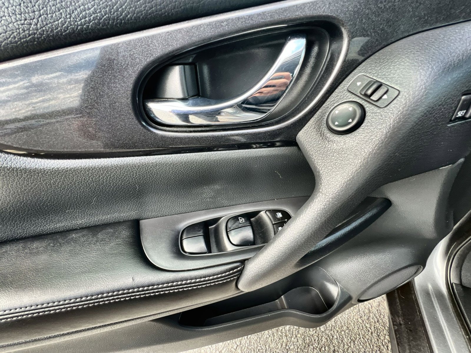 Used 2018 Nissan Rogue SV w/ Premium Package FWD image 23