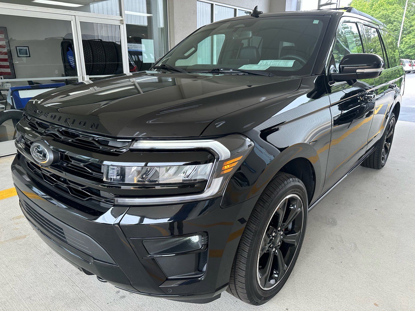 Certified 2023 Ford Expedition Limited AWD/4WD image 3