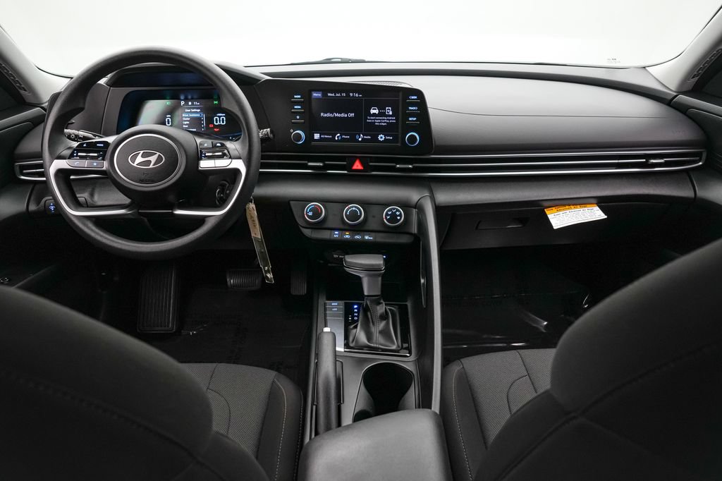 Used 2025 Hyundai Elantra SE FWD image 14