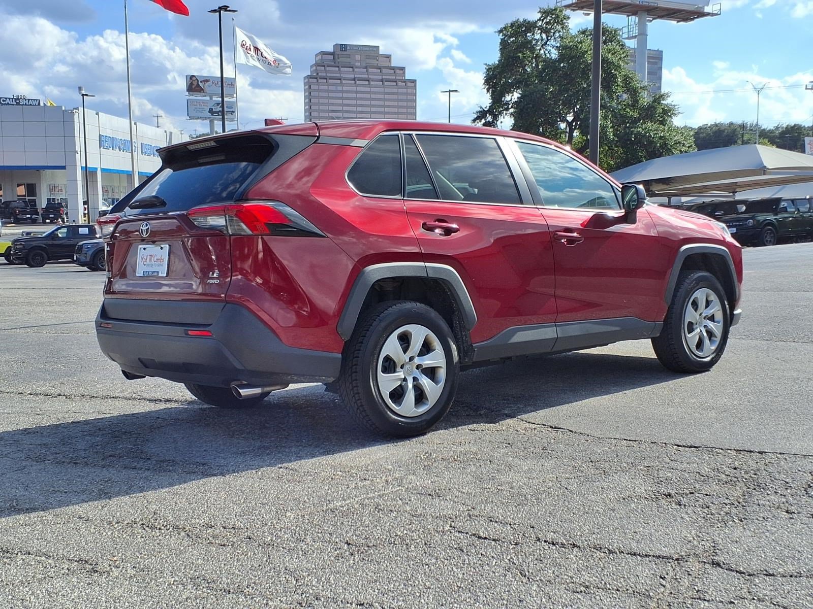 Used 2022 Toyota RAV4 LE AWD/4WD image 6