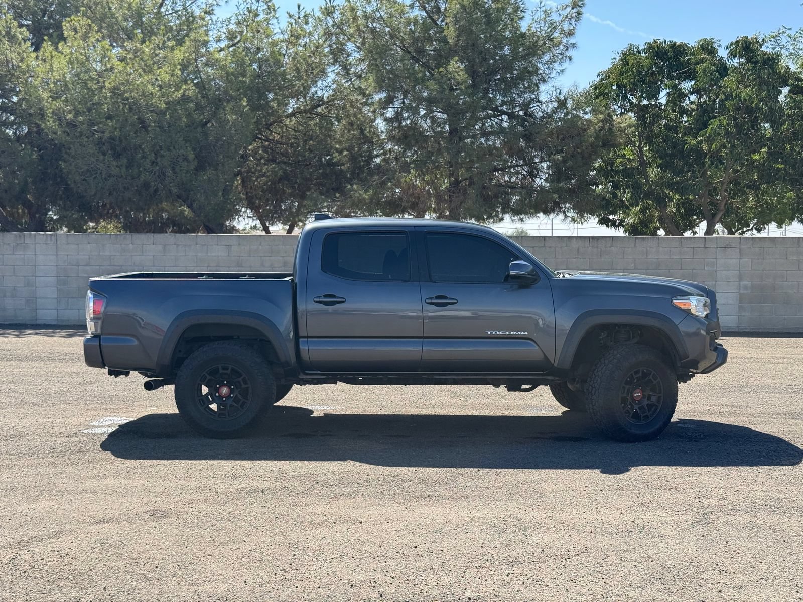Used 2021 Toyota Tacoma TRD Off-Road w/ Technology Package AWD/4WD image 2