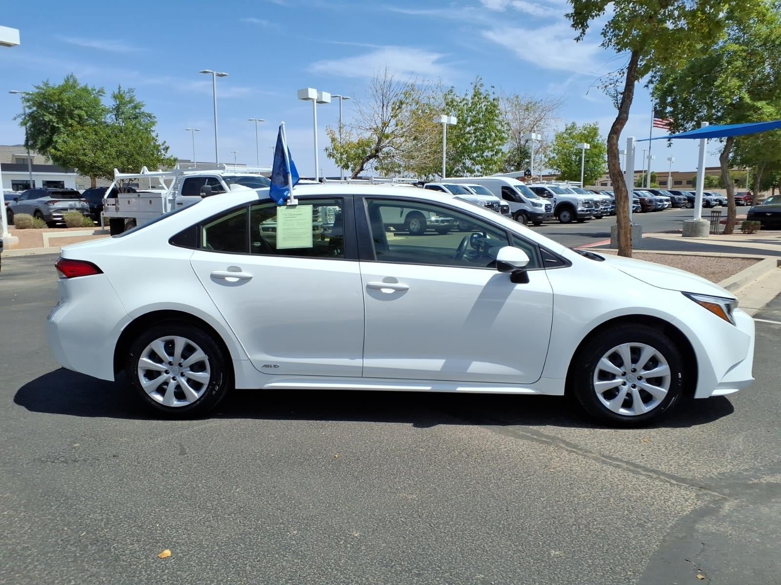 Used 2023 Toyota Corolla LE AWD/4WD image 3