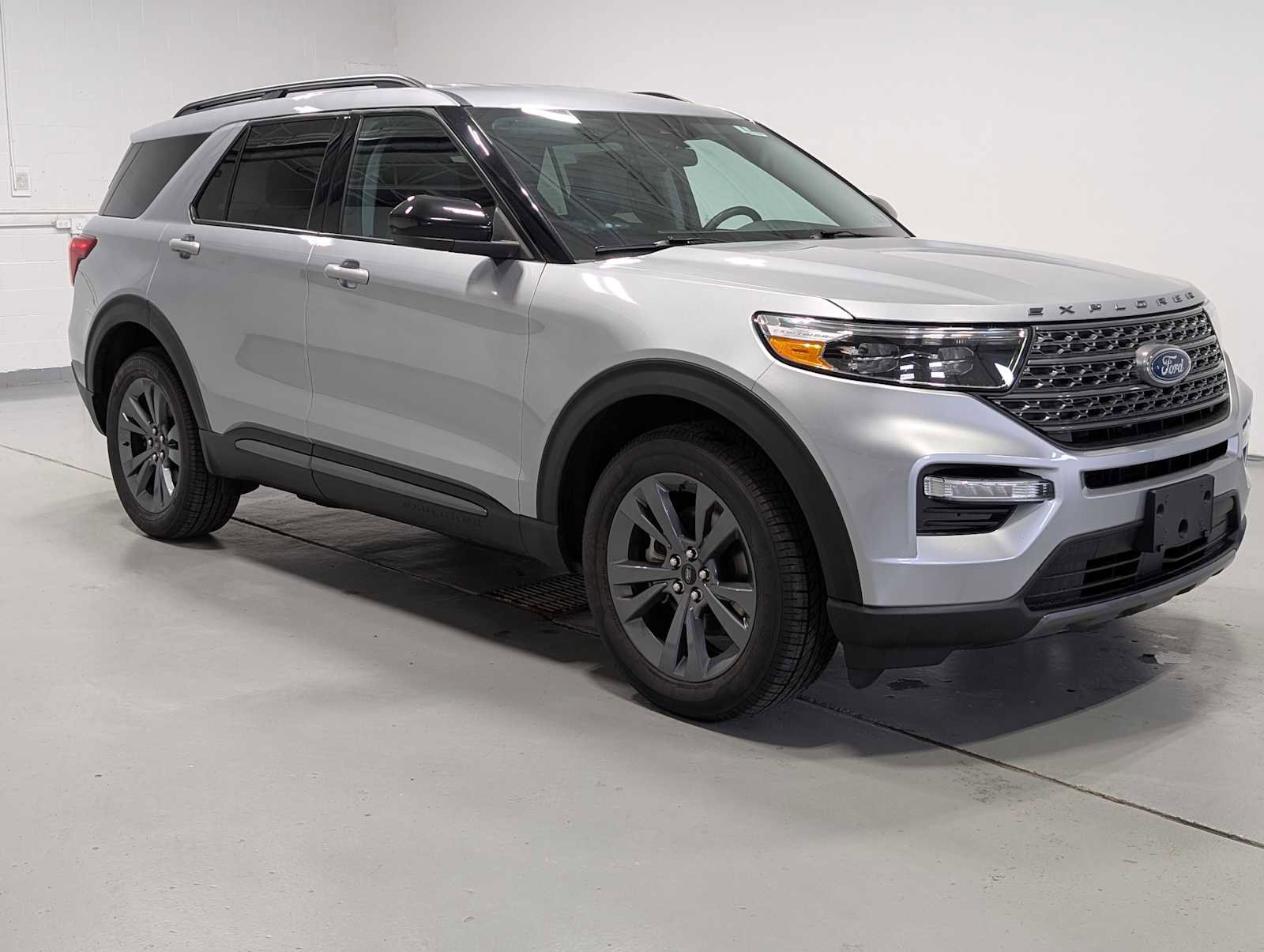 Certified 2023 Ford Explorer XLT w/ Equipment Group 202A AWD/4WD image 6
