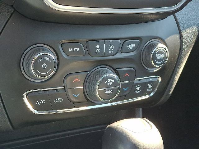Used 2022 Jeep Cherokee Latitude Lux w/ Sun & Sound Group AWD/4WD image 16