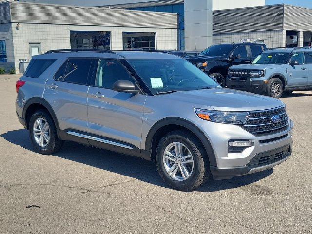 Certified 2022 Ford Explorer XLT w/ Equipment Group 202A AWD/4WD image 7