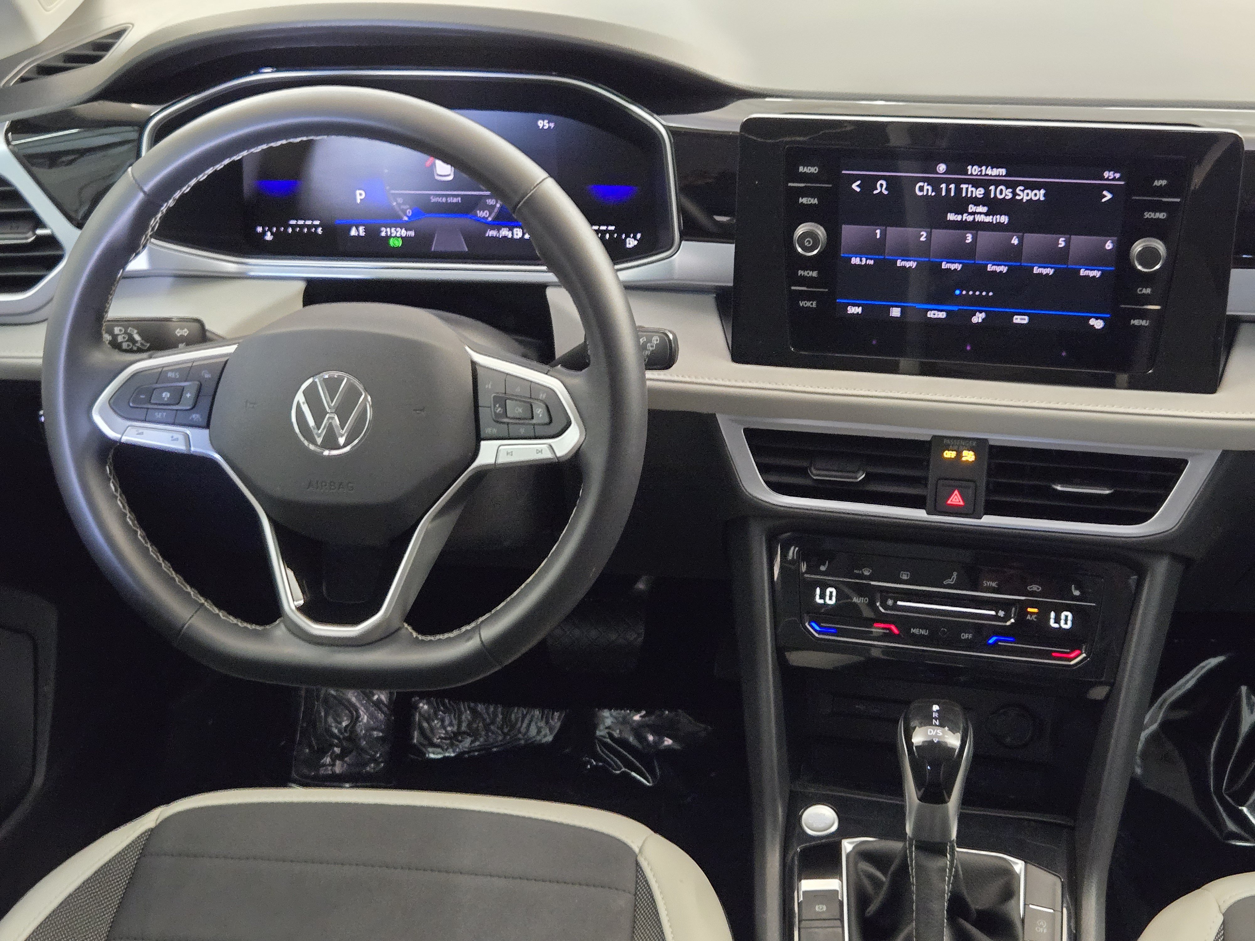 Used 2025 Volkswagen Taos SE w/ Panoramic Sunroof Package FWD image 29