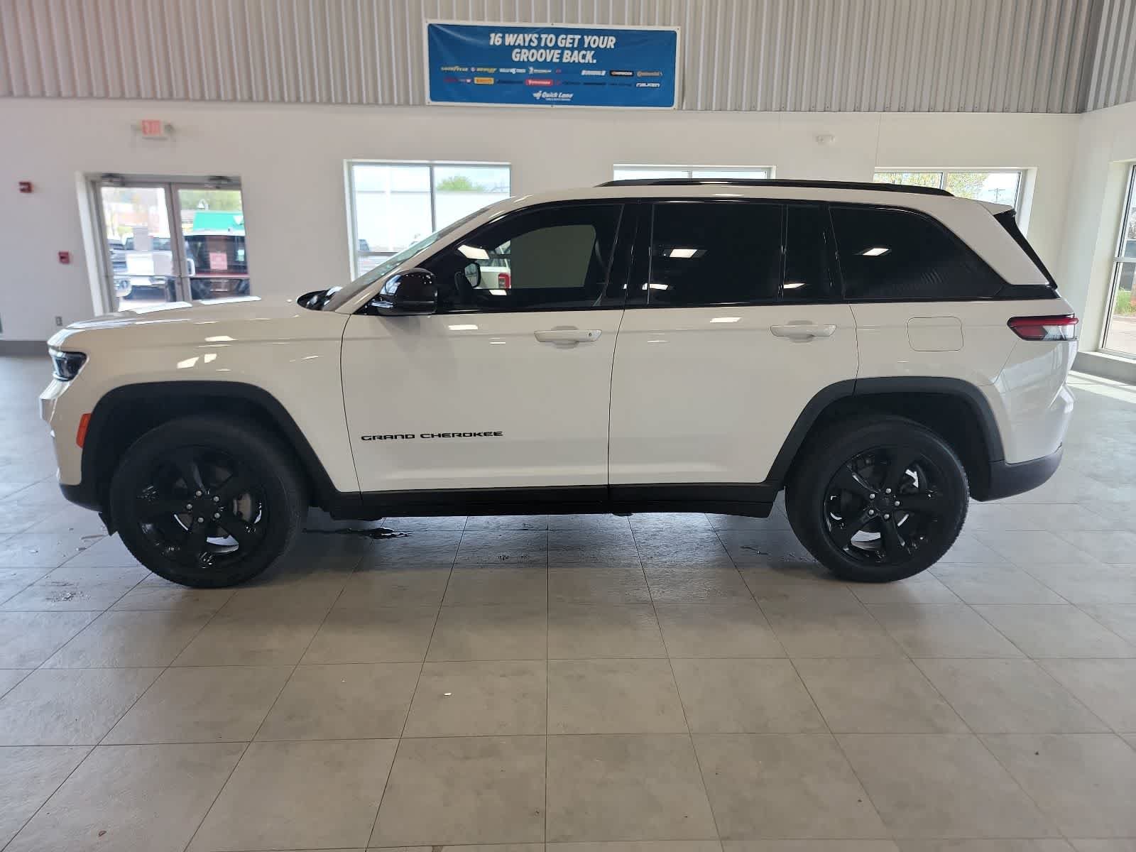 Used 2023 Jeep Grand Cherokee Altitude AWD/4WD image 12