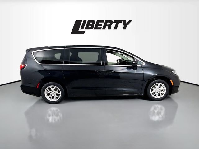 Used 2023 Chrysler Pacifica Touring-L image 6