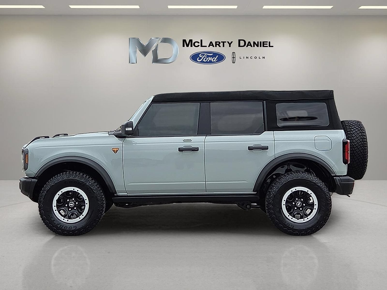 Certified 2023 Ford Bronco Badlands w/ Sasquatch Package AWD/4WD image 3