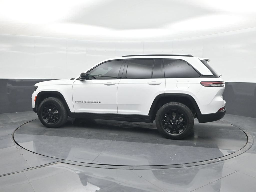 Used 2025 Jeep Grand Cherokee Altitude RWD image 27