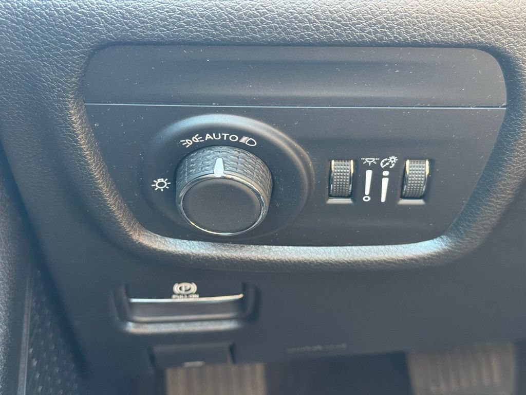 Used 2023 Jeep Grand Cherokee Laredo AWD/4WD image 36