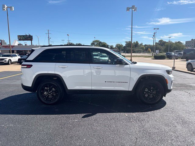 Used 2025 Jeep Grand Cherokee Altitude RWD image 8