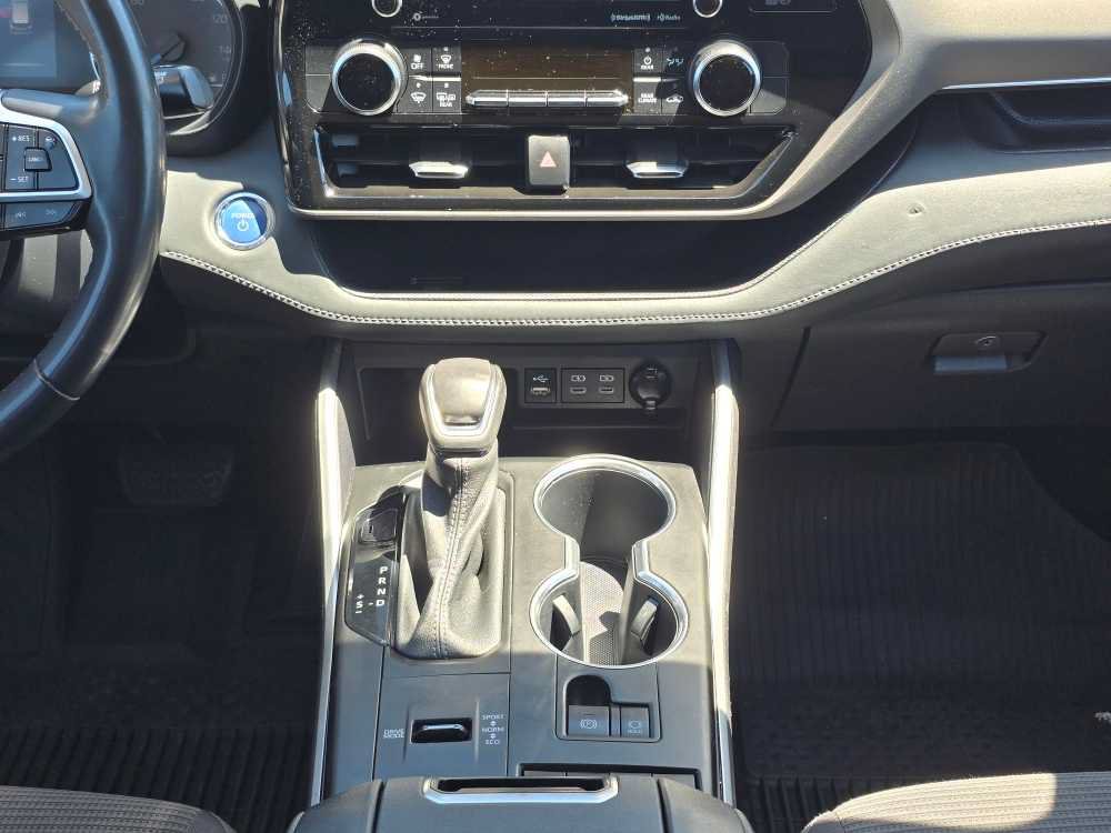 Used 2022 Toyota Highlander LE FWD image 13