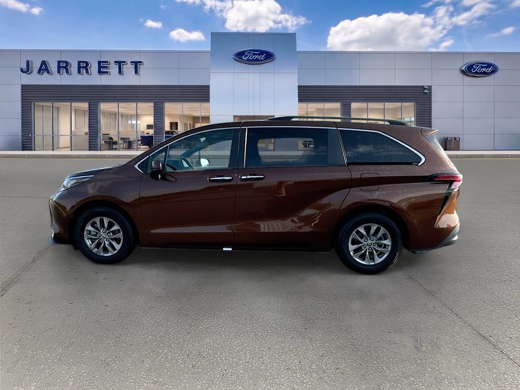 Used 2022 Toyota Sienna XLE w/ XLE Plus Package FWD image 4