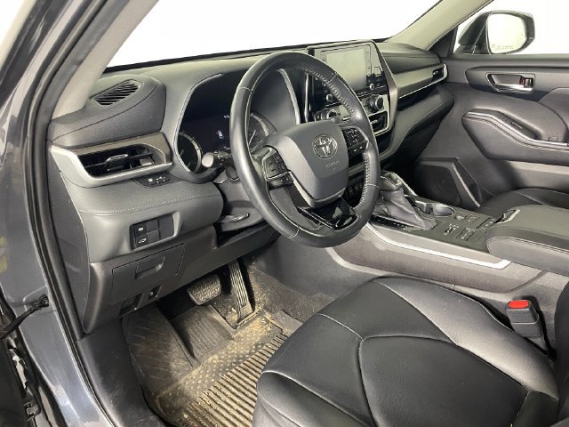 Used 2020 Toyota Highlander XLE AWD/4WD image 3