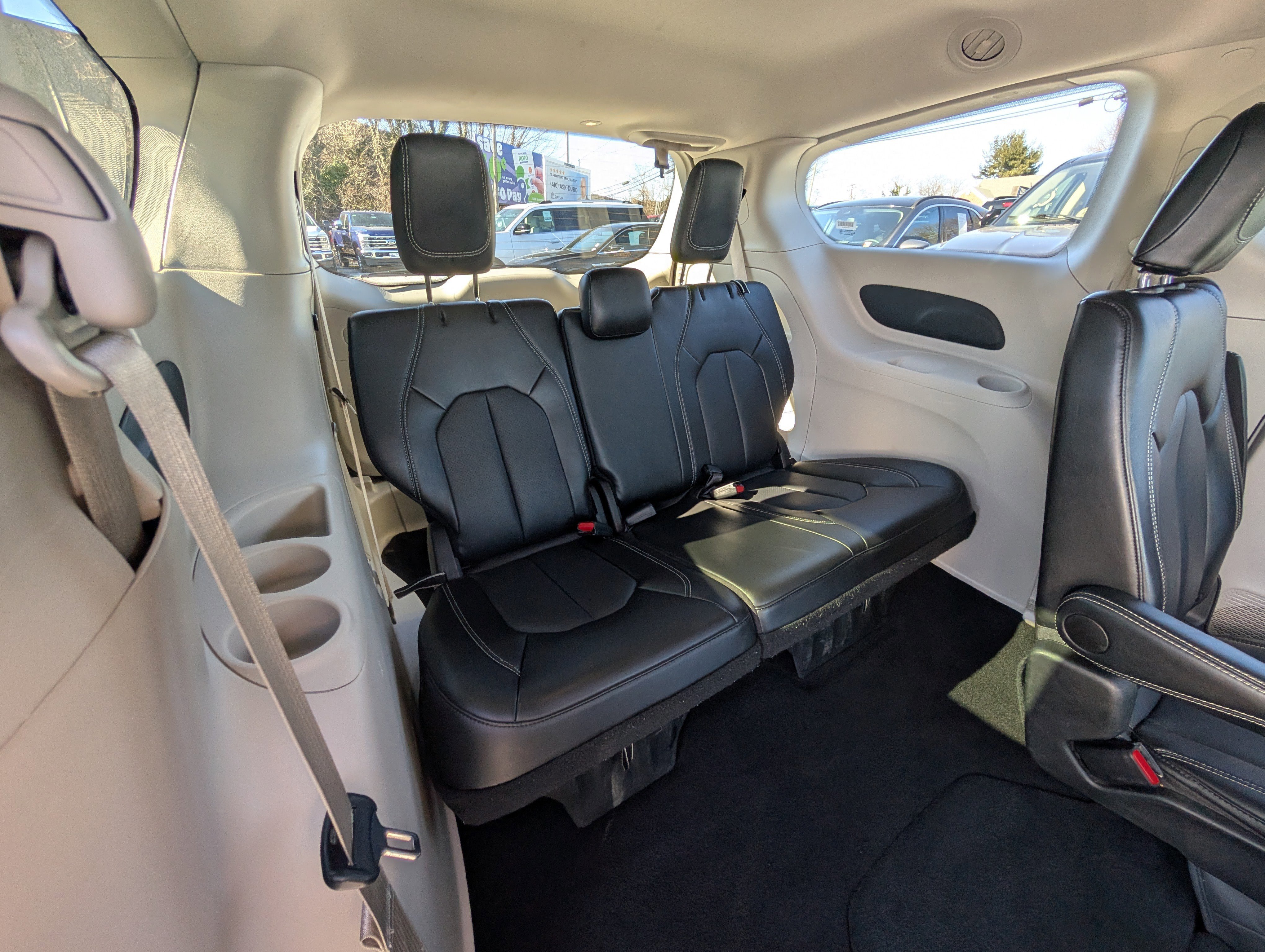 Used 2024 Chrysler Pacifica Touring-L image 14