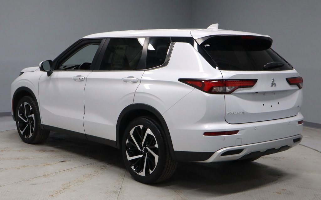 Used 2023 Mitsubishi Outlander SE image 3