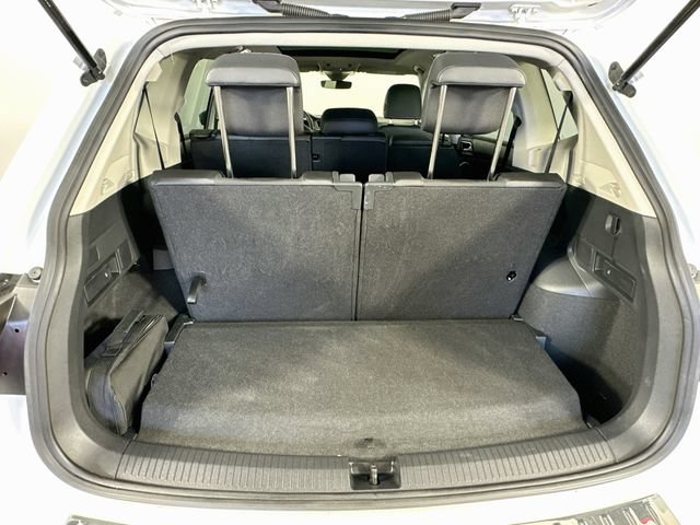 Used 2023 Volkswagen Tiguan SE w/ Panoramic Sunroof Package FWD image 32