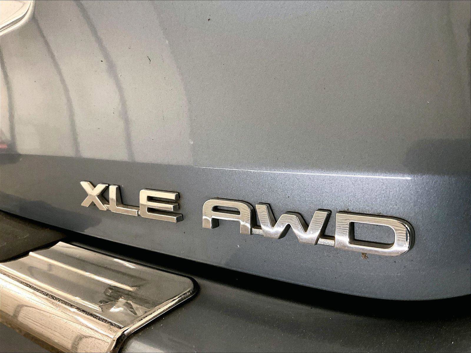 Used 2020 Toyota Highlander XLE AWD/4WD image 13