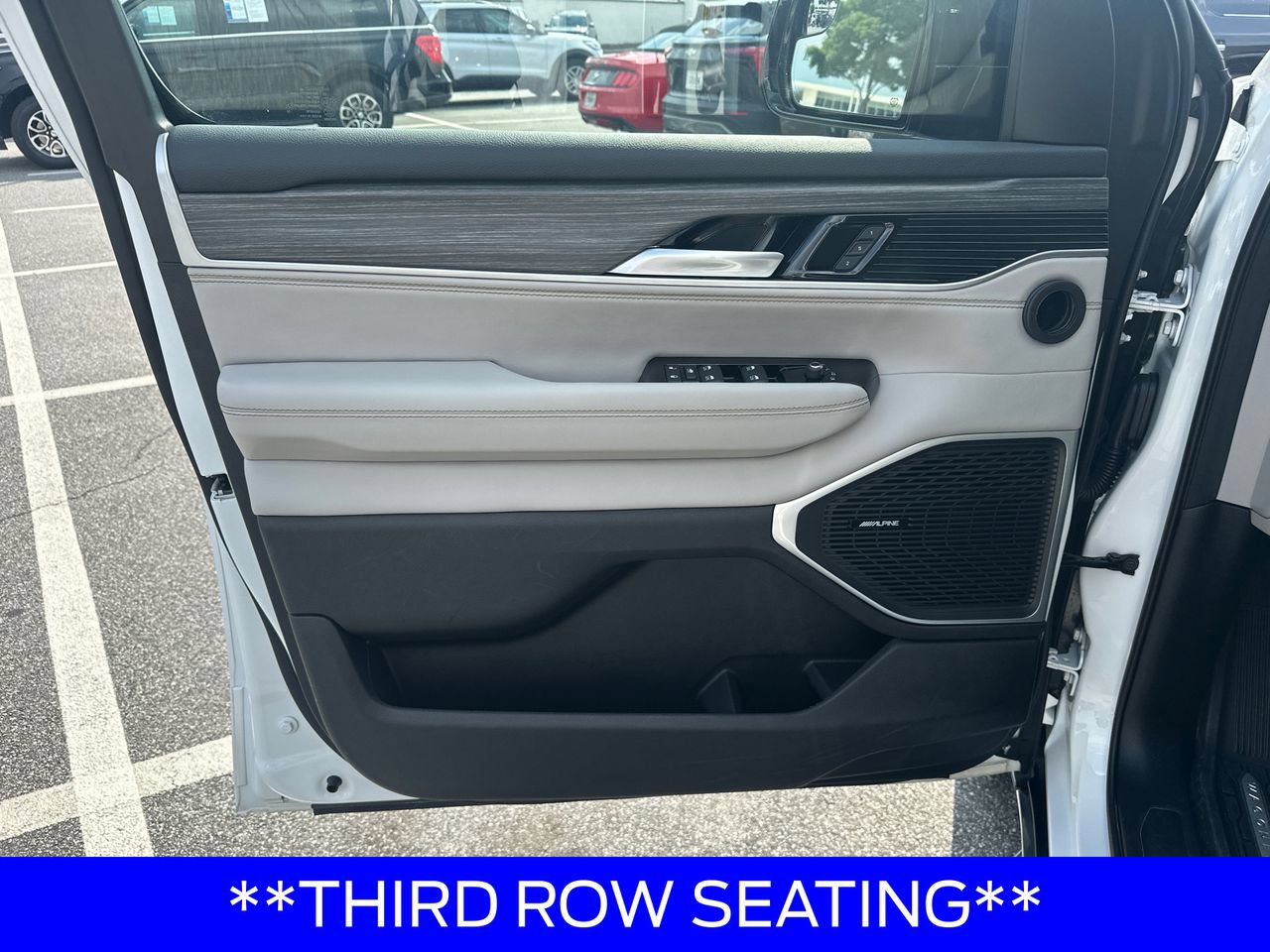 Used 2024 Jeep Wagoneer L Series II w/ Flexible Seating Group RWD image 10