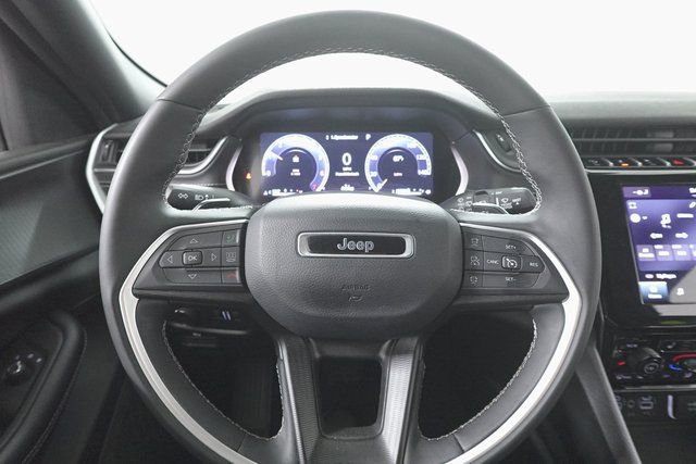 Used 2024 Jeep Grand Cherokee Altitude image 13