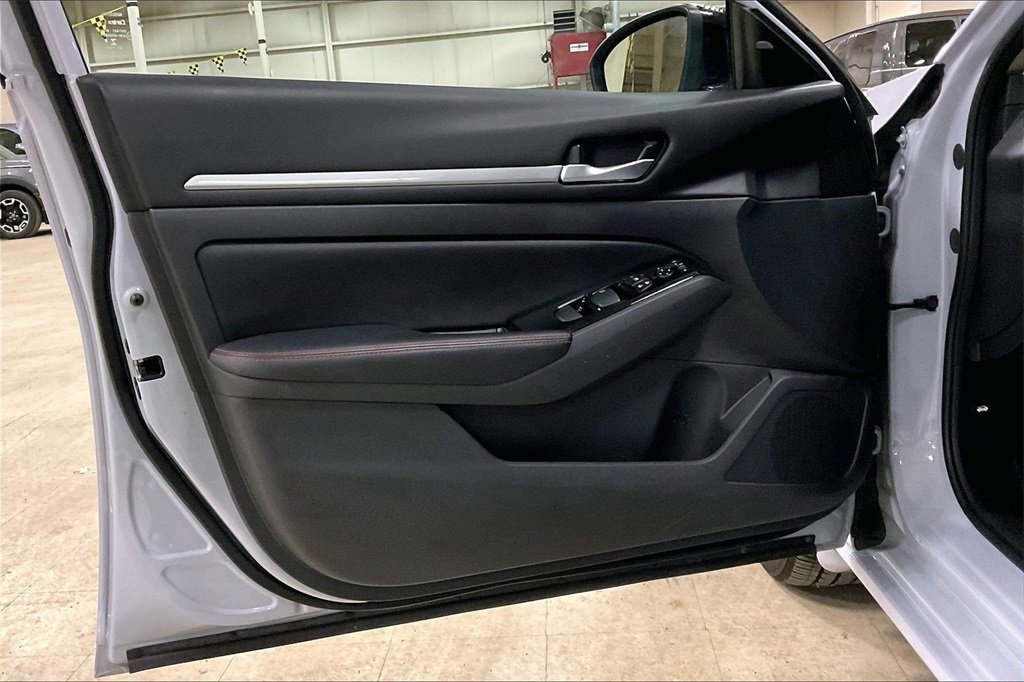 Used 2025 Nissan Altima 2.5 SR image 21