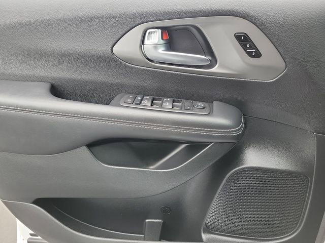 Used 2025 Chrysler Pacifica Select image 20