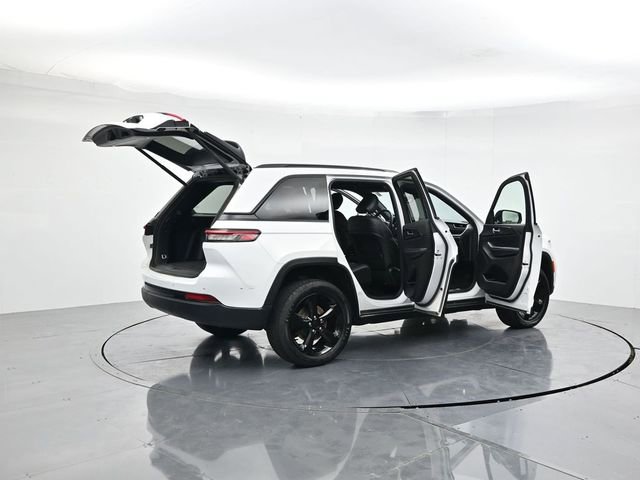 Used 2023 Jeep Grand Cherokee Altitude RWD image 46