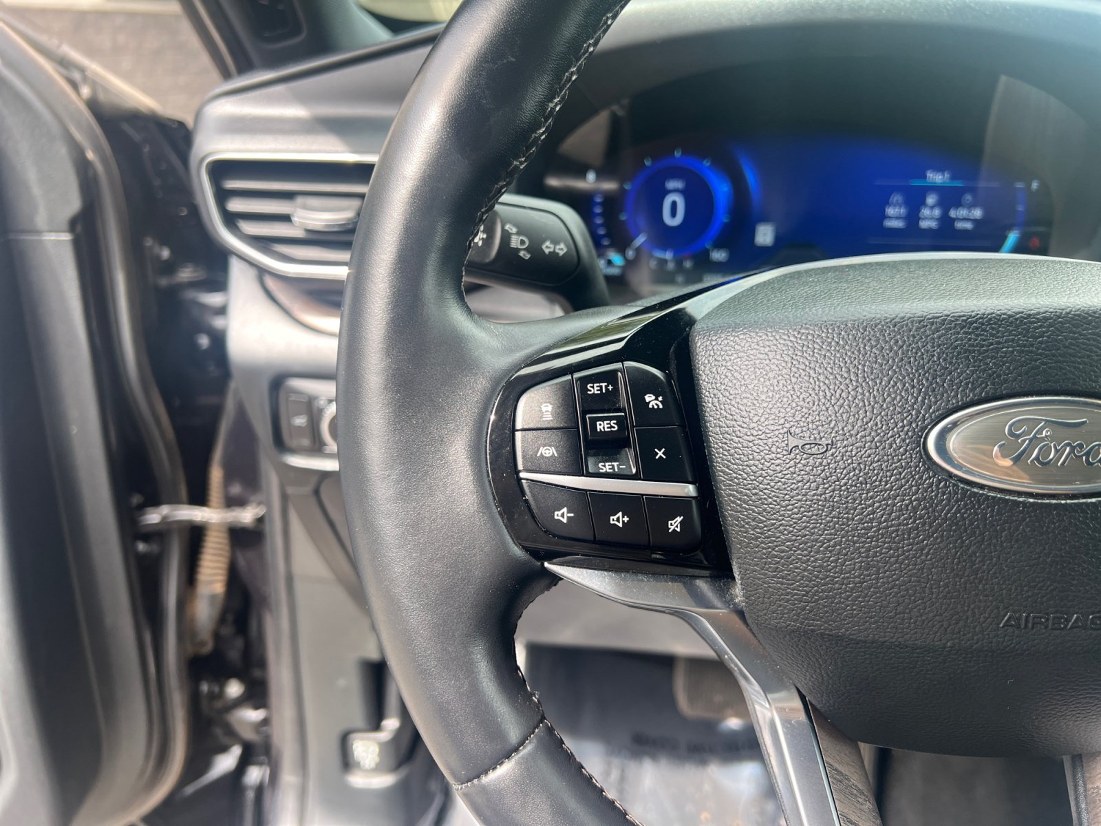 Certified 2023 Ford Explorer Platinum w/ Technology Package AWD/4WD image 13