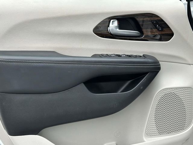 Used 2023 Chrysler Pacifica Limited FWD image 6